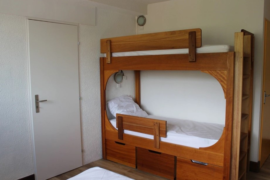 Intérieur chambre un lit double avec 2 lits superposés Le bellevue 228 Chamrousse - © DR Chamrousse réservation location appartement2 pièces 7 personnes 45m² Le Bellevue 228 station ski montagne grenoble isère alpes France