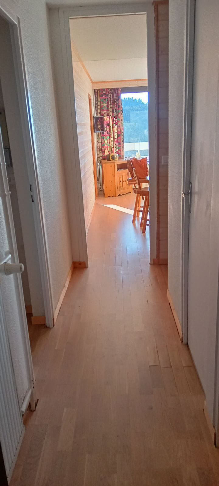 Intérieur couloir 2P4 cabine Eterlou 305 Chamrousse - © DR Chamrousse réservation location appartement 4 personnes 2 pièces cabine 38m² éterlou station ski montagne grenoble isère alpes France