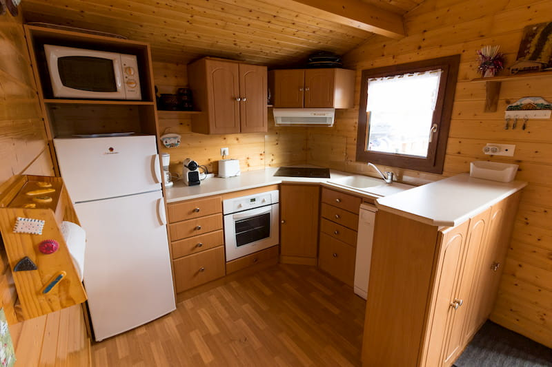 Intérieur cuisine Le Chalet des Cimes 24 Chamrousse - © Droits réservés Chamrousse réservation location chalet 3 pièces, 6 personnes 40m² Le Chalet des cimes 24 station ski montagne grenoble isère alpes France