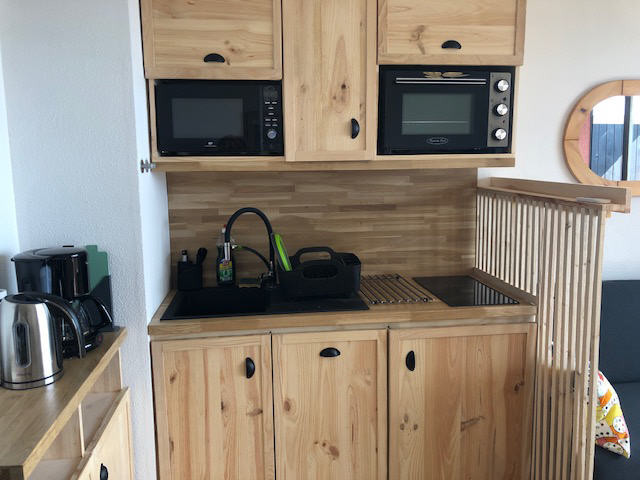 Intérieur cuisine ST cabine 4 Marmottes 407 Chamrousse - © DR Chamrousse réservation location studio cabine 4 personnes 25m² marmottes station ski montagne grenoble isère alpes France