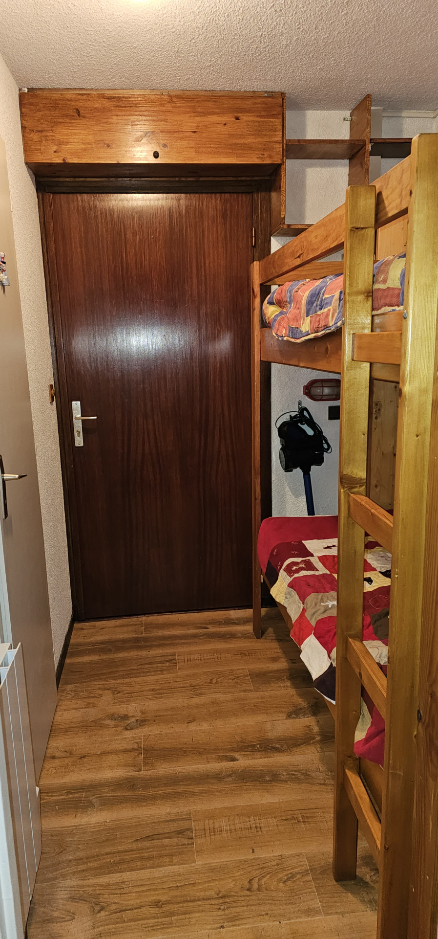 Intérieur entrée avec 2 lits superposés Le vernon 1019 Chamrousse - © DR Chamrousse réservation location appartement studio 4 personnes 18m² Le Vernon 1019 station ski montagne grenoble isère alpes France