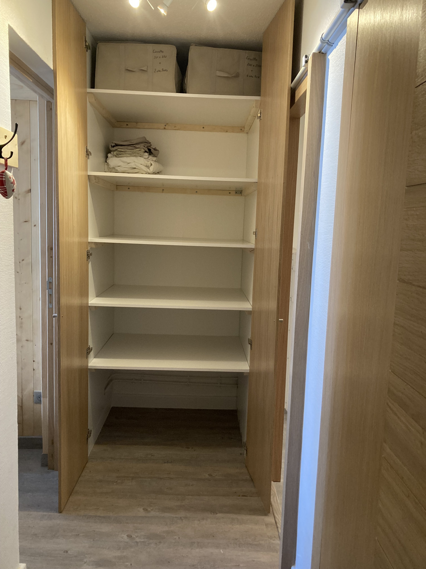 Intérieur placard Les vans 1 Chamrousse - © DR Chamrousse réservation location appartement studio 4 personnes 30m² Les vans 1 station ski montagne grenoble isère alpes France