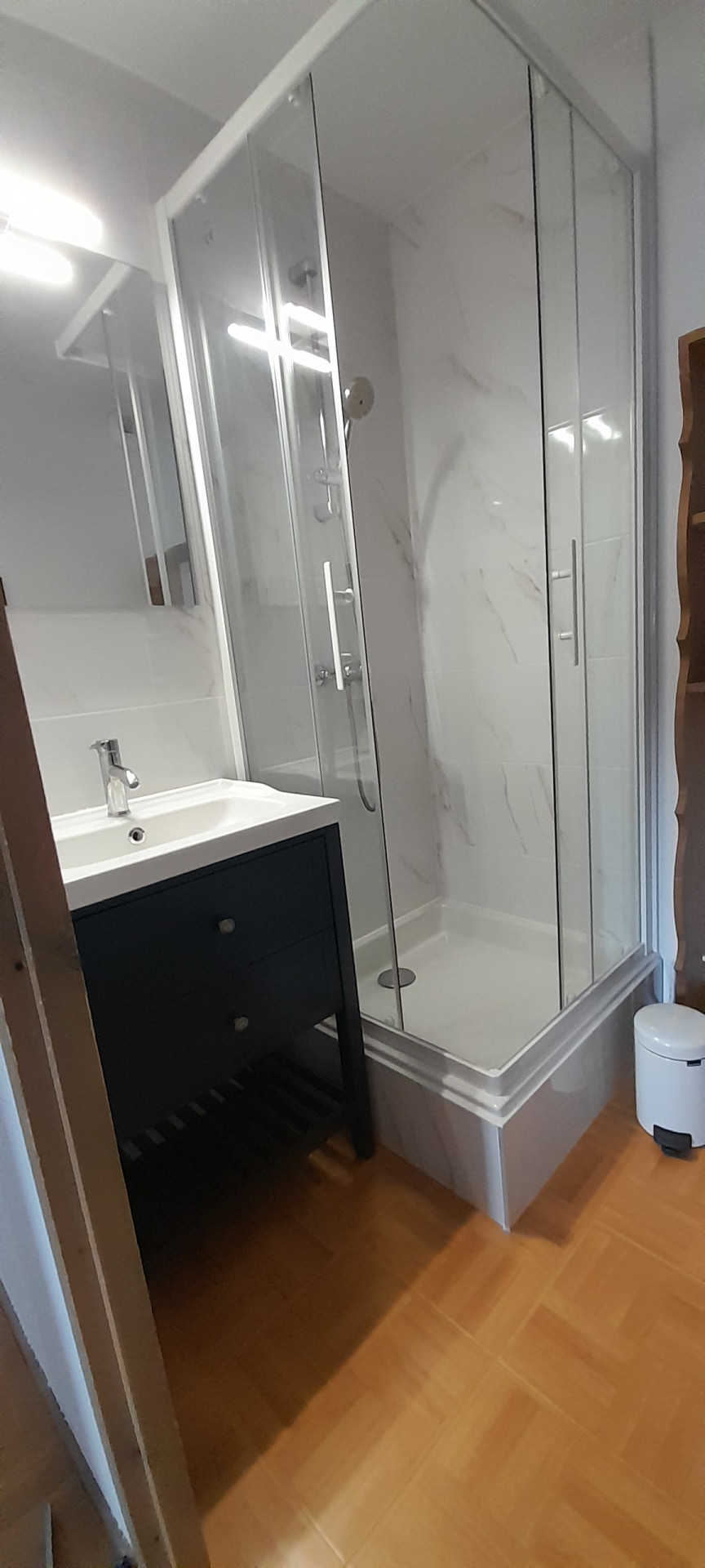 interieur-salle-d-eau-avec-toilettes-2-ecrina47-6452522