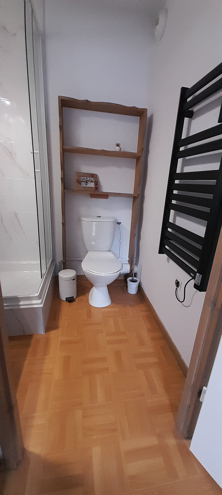 interieur-salle-d-eau-avec-toilettes-ecrina47-6452523
