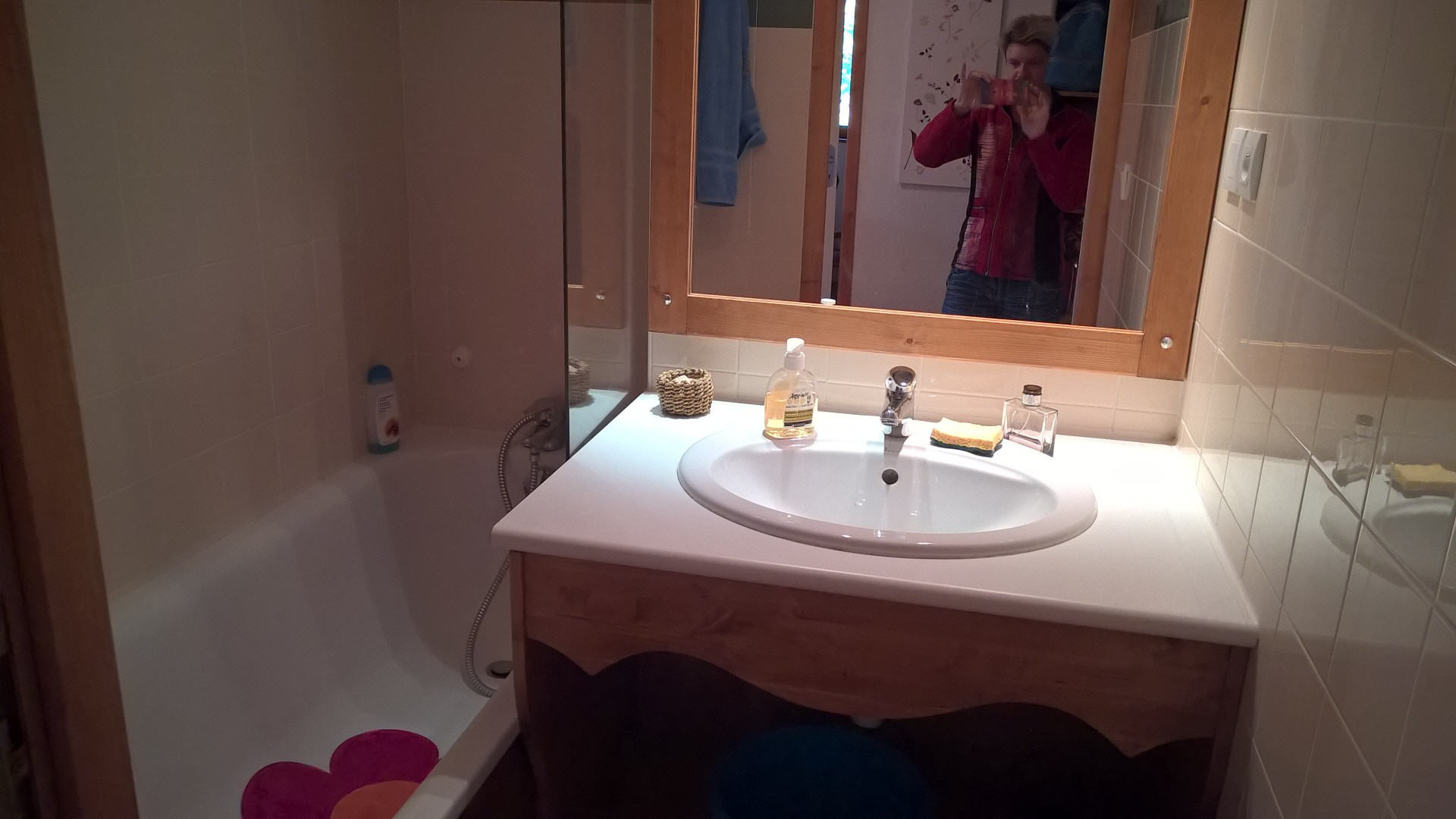 Intérieur salle de bain 1 4P8 Melezes A46 Chamrousse - © DR Chamrousse réservation location appartement 8 personnes 50m² villages du bachat melezes station ski montagne grenoble isère alpes France