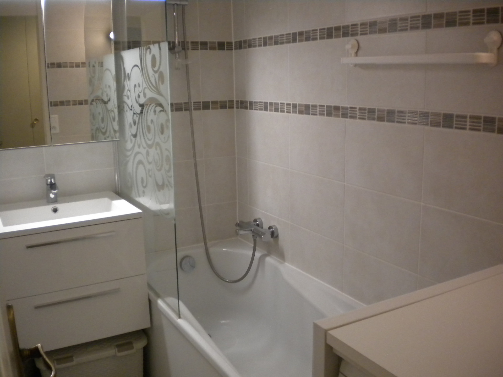 Intérieur salle de bain 3P6 Eterlou 406 Chamrousse - © DR Chamrousse réservation location appartement 6 personnes 3 pièces 57m² éterlou station ski montagne grenoble isère alpes France