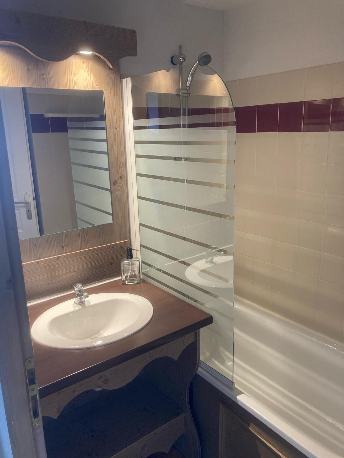 Intérieur salle de bain avec baignoire l'Ecrin des neiges B12 Chamrousse