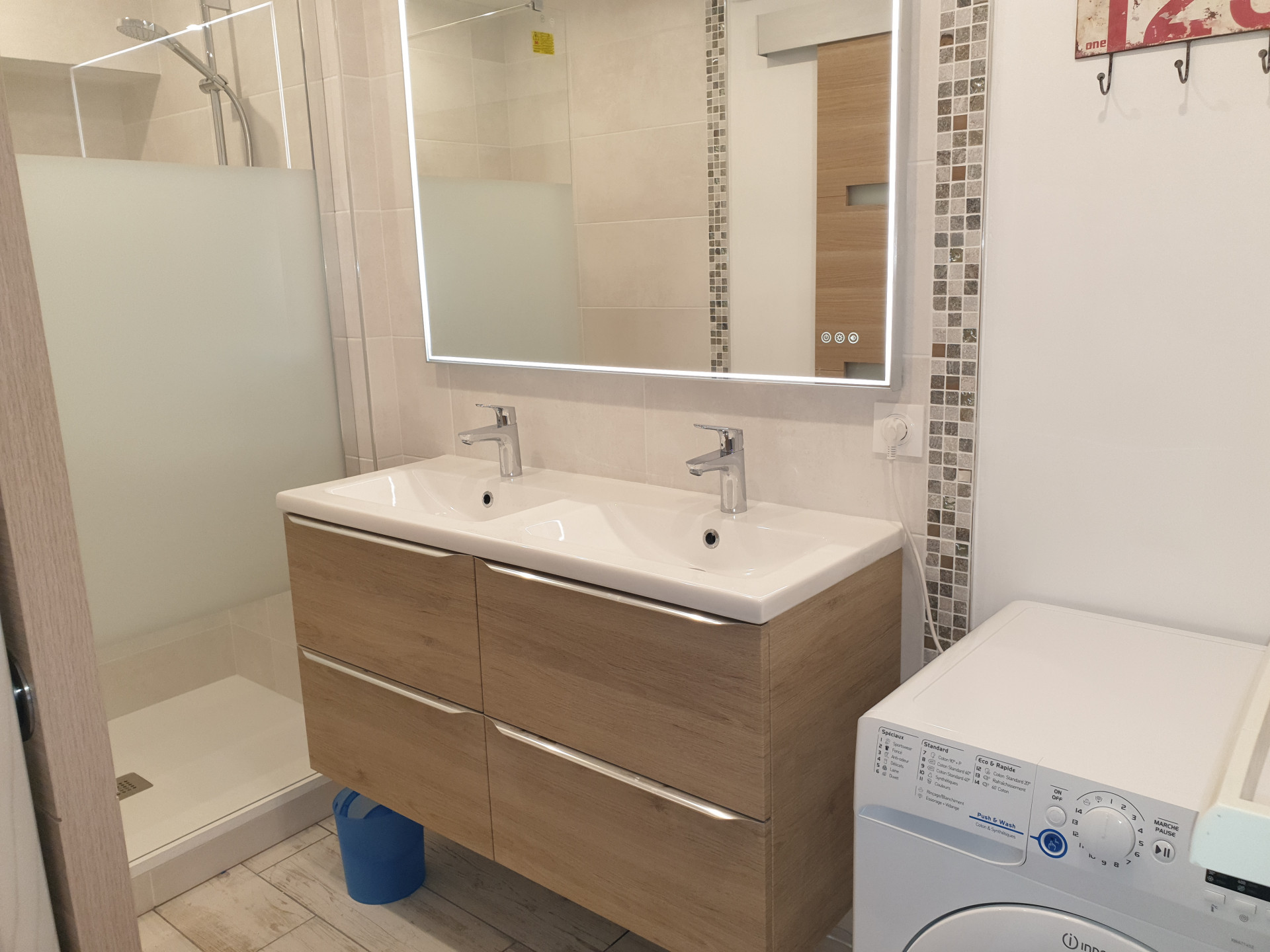 Intérieur salle de bain centre commercial 113 Chamrousse