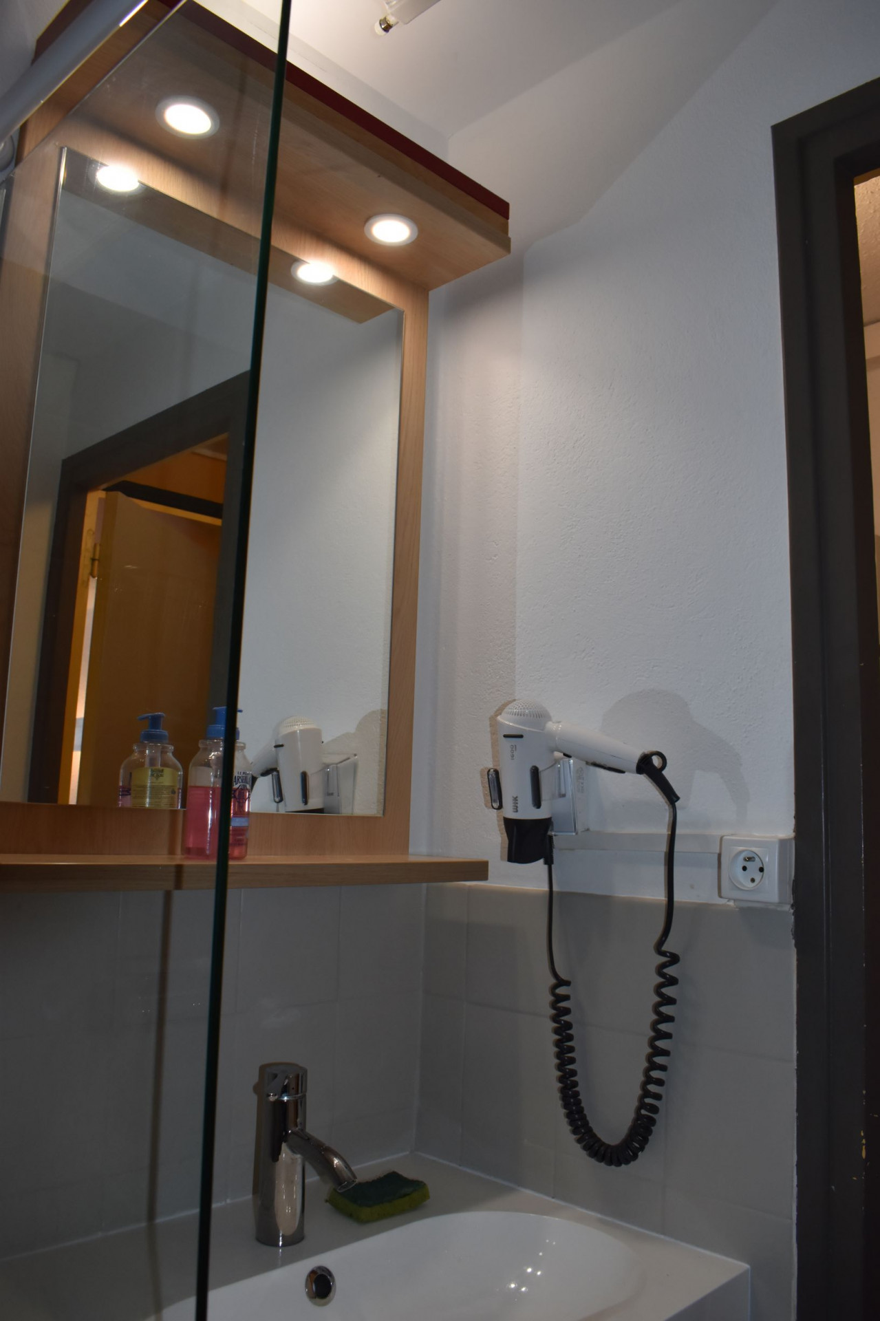 Intérieur salle de bain Le bellevue 219 Chamrousse - © DR Chamrousse réservation location appartement studio 4 personnes 27m² Le Bellevue 219 station ski montagne grenoble isère alpes France