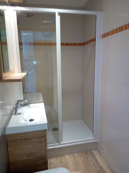 Intérieur salle de bain Le bellevue 228 Chamrousse - © DR Chamrousse réservation location appartement2 pièces 7 personnes 45m² Le Bellevue 228 station ski montagne grenoble isère alpes France