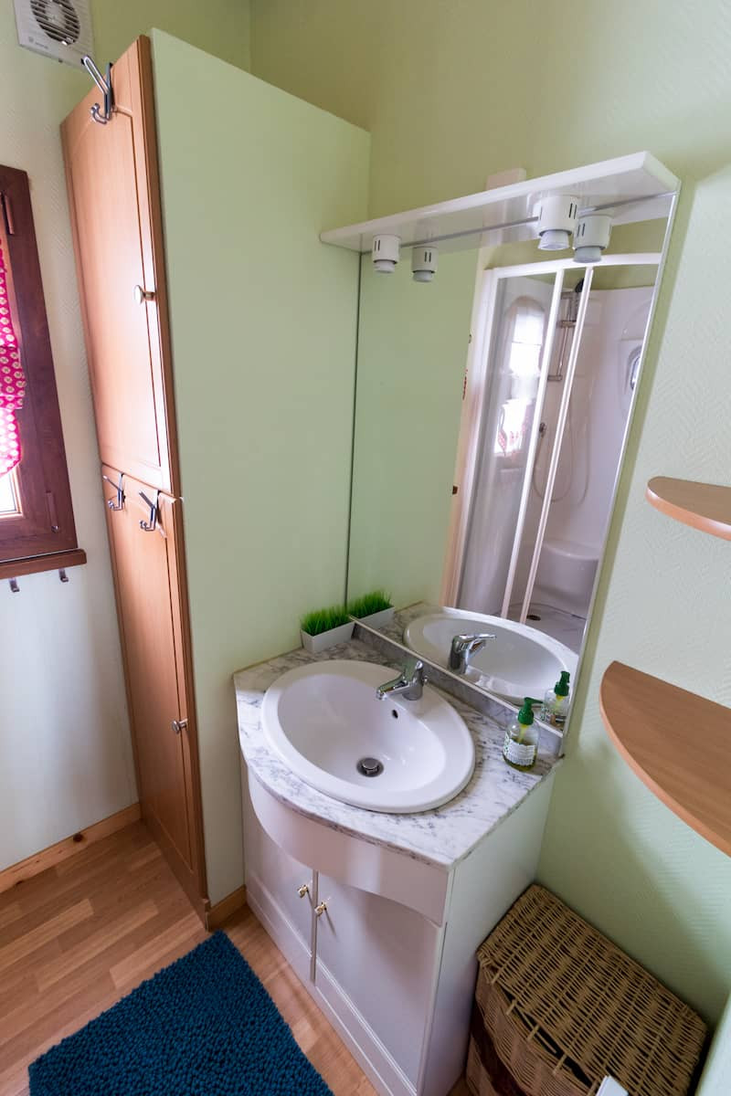 Intérieur salle de bain Le Chalet des Cimes 24 Chamrousse - © DR Chamrousse réservation location chalet 3 pièces, 6 personnes 40m² Le Chalet des cimes 24 station ski montagne grenoble isère alpes France