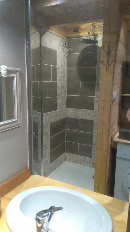 Intérieur salle de bain Le chalet des cimes 4 Chamrousse - © DR Chamrousse réservation location chalet 3 pièces, 6 personnes 38m² Le Chalet des cimes 4 station ski montagne grenoble isère alpes France