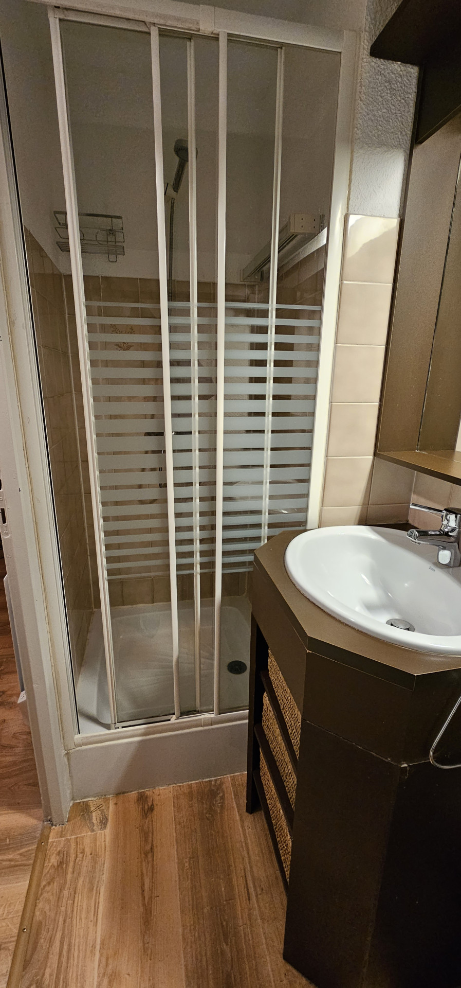 Intérieur salle de bain Le vernon 1019 Chamrousse - © DR Chamrousse réservation location appartement studio 4 personnes 18m² Le Vernon 1019 station ski montagne grenoble isère alpes France