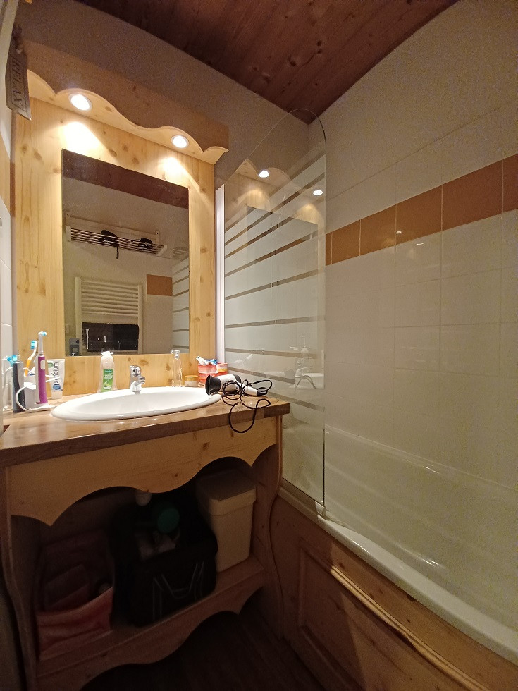Intérieur salle de bain Les balcons de recoin 106 Chamrousse - © DR Chamrousse réservation location chalet 2 pièces, 4 personnes 40m² Les balcons de recoin 106 station ski montagne grenoble isère alpes France