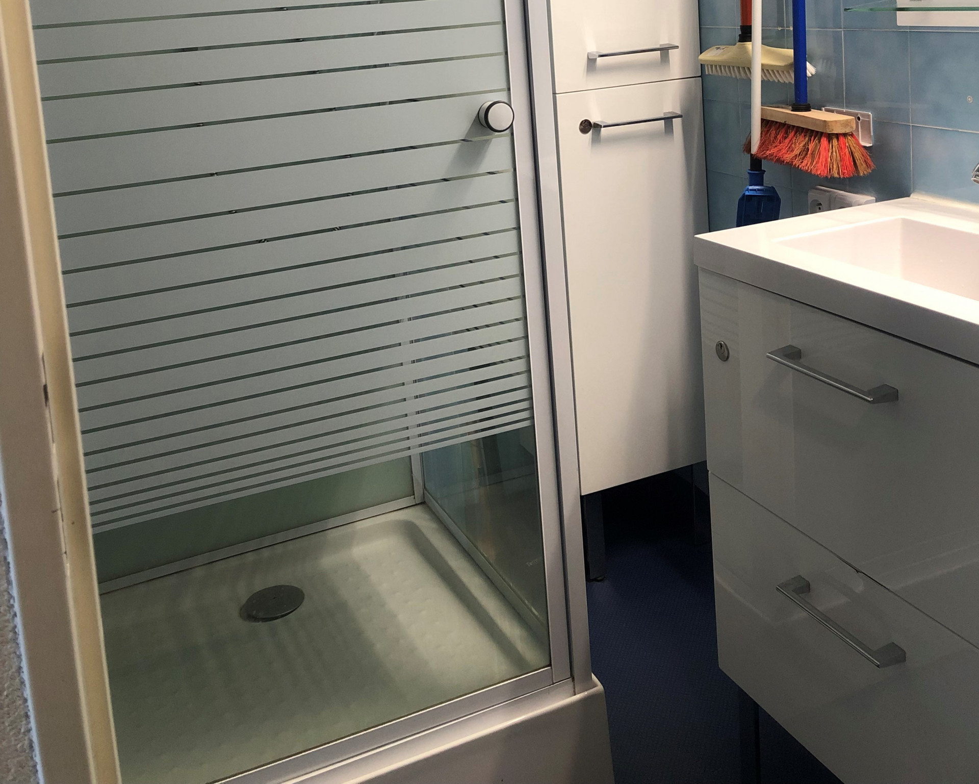 Intérieur salle de bain ST cabine 5 Marmottes 102 Chamrousse - © DR Chamrousse réservation location studio cabine 5 personnes 24m² marmottes station ski montagne grenoble isère alpes France