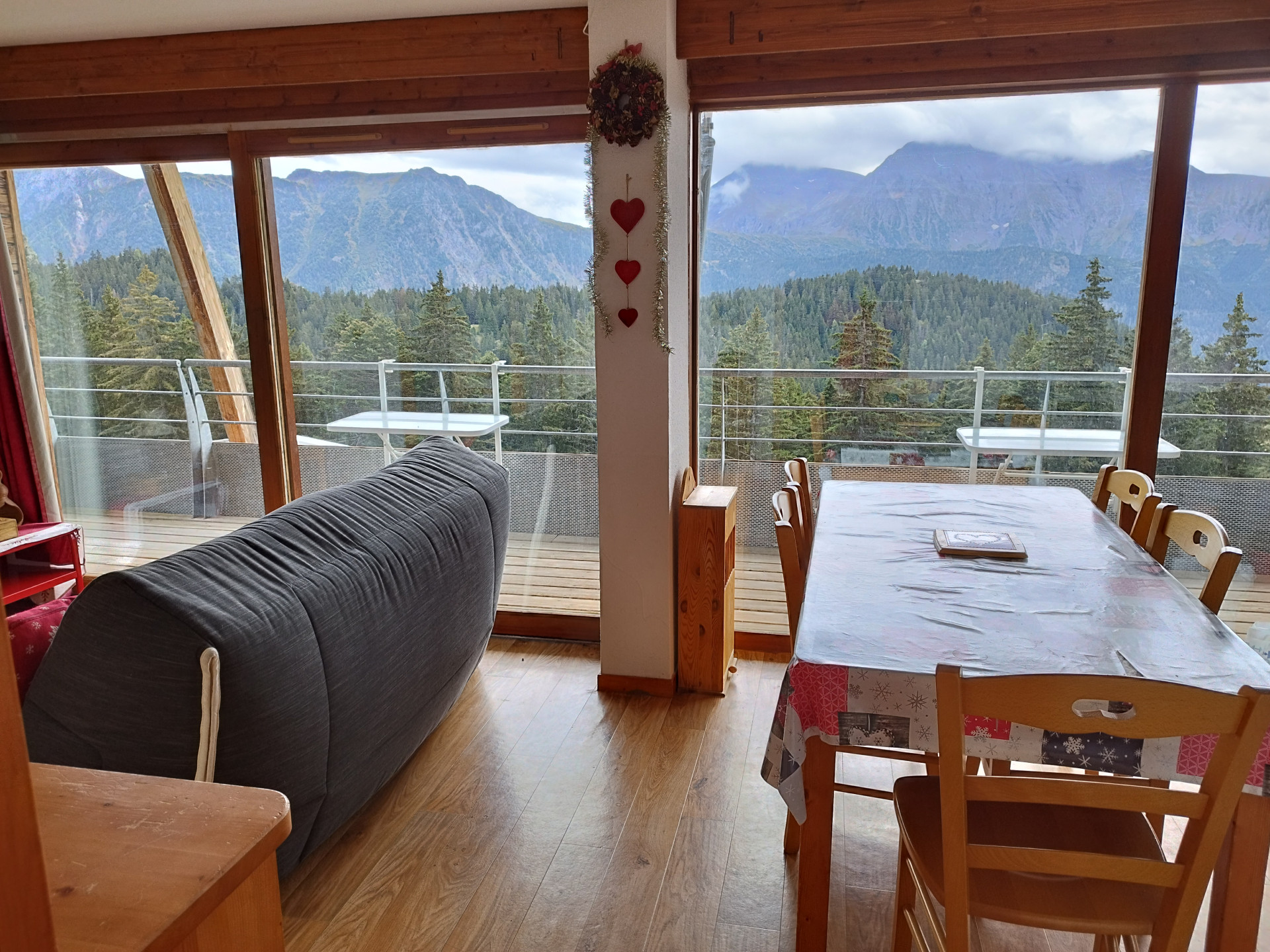 Intérieur salon séjour 4P8 Melezes A46 Chamrousse - © DR Chamrousse réservation location appartement 8 personnes 50m² villages du bachat melezes station ski montagne grenoble isère alpes France