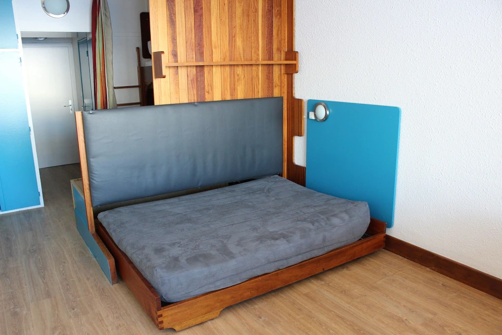 Intérieur salon séjour canapée dépliant Le bellevue 228 Chamrousse - © DR Chamrousse réservation location appartement2 pièces 7 personnes 45m² Le Bellevue 228 station ski montagne grenoble isère alpes France