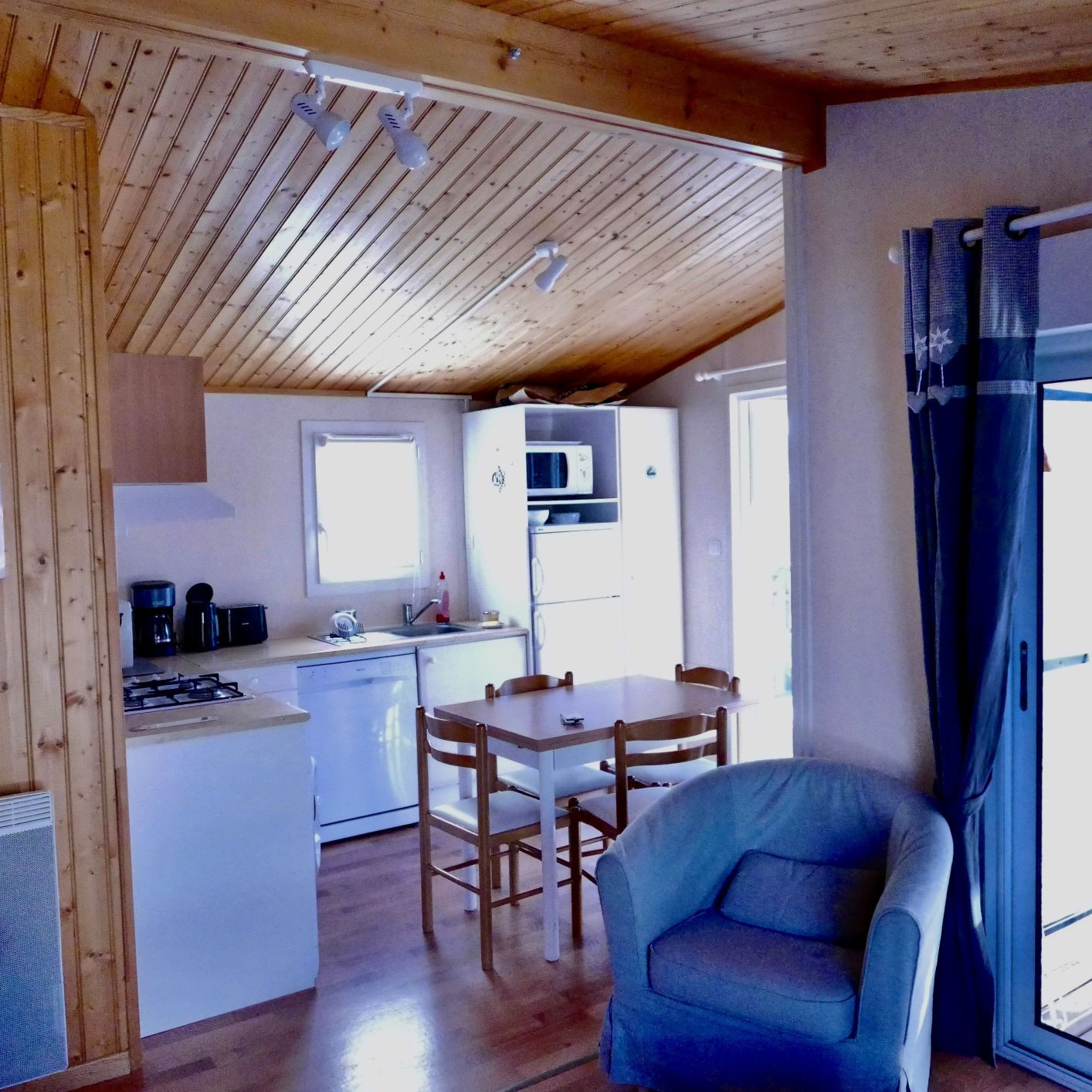 Intérieur salon séjour cuisine Le Chalet des Cimes 9 Chamrousse - © DR Chamrousse réservation location chalet 3 pièces, 6 personnes 38m² Le Chalet des cimes 9 station ski montagne grenoble isère alpes France