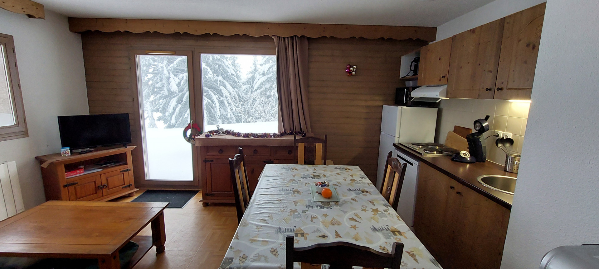 Intérieur salon-séjour Ecrin des neiges C06 Chamrousse (3)