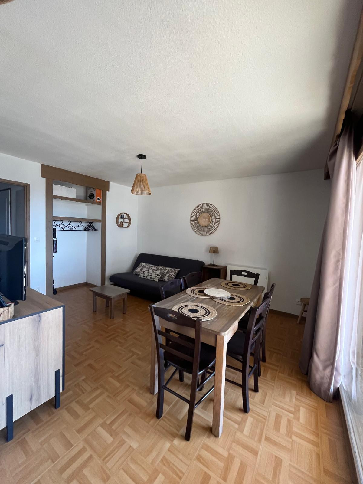 Intérieur salon-séjour l'Ecrin des neiges B12