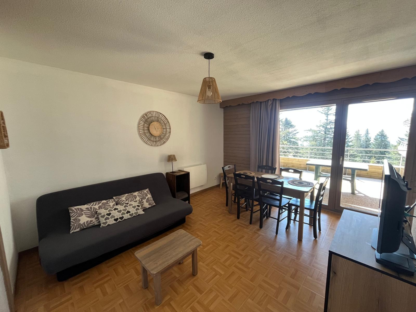 Intérieur salon-séjour l'Ecrin des neiges B12