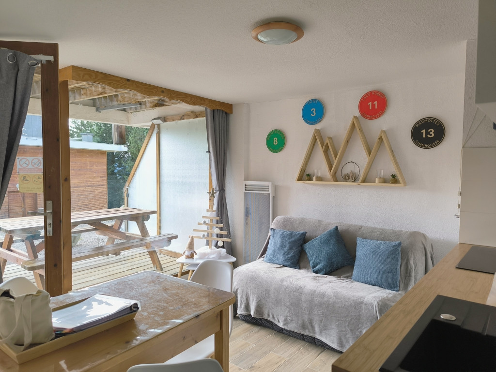 Intérieur salon séjour Les Sorbier C02 Chamrousse - © DR Chamrousse réservation location appartement 3 pièces 6 personnes 36m² Les Sorbier C02 station ski montagne grenoble isère alpes France