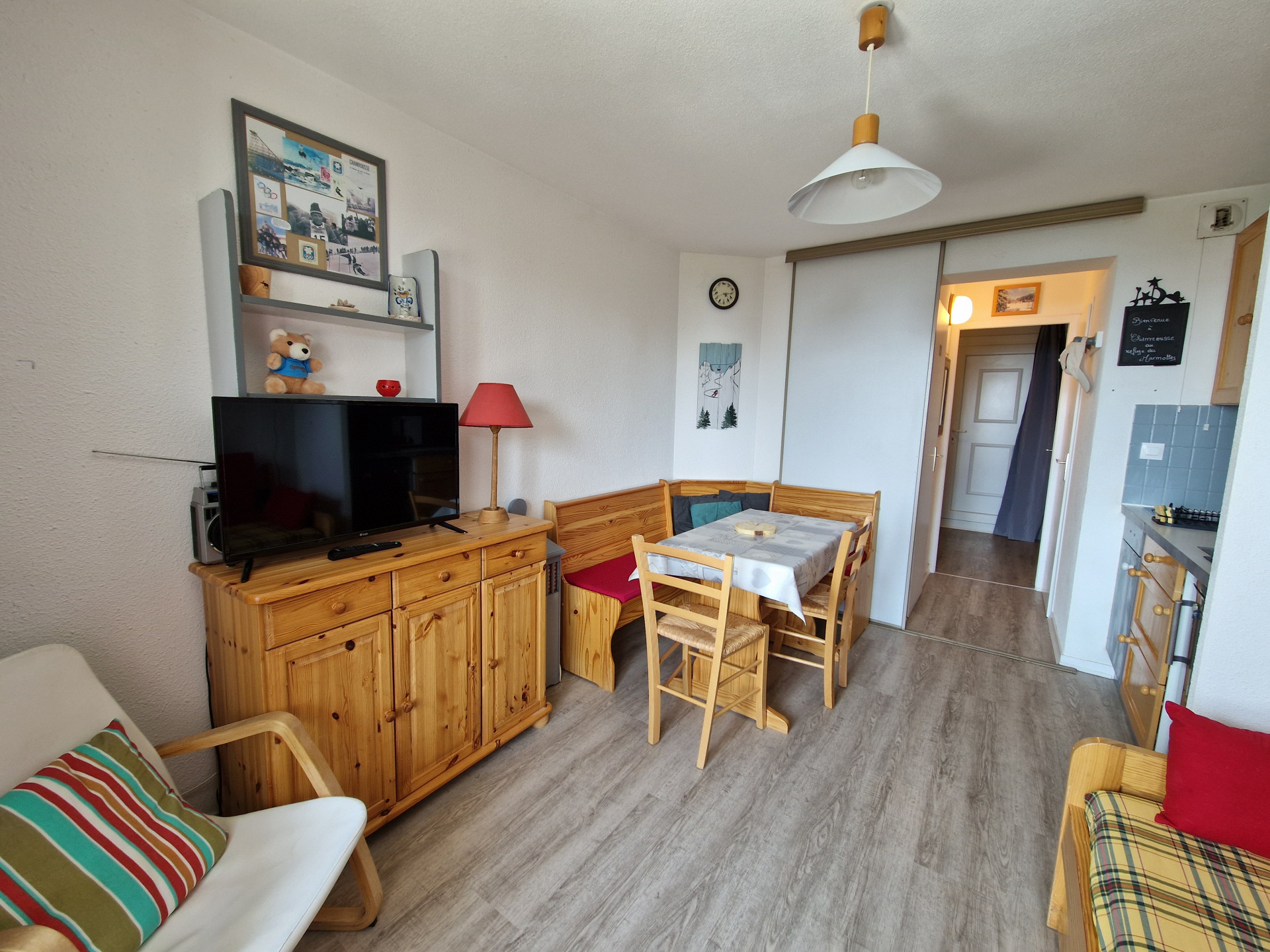 Intérieur salon séjour ST cabine 4 Marmottes 26 Chamrousse - © DR Chamrousse réservation location studio cabine 4 personnes 25m² marmottes station ski montagne grenoble isère alpes France