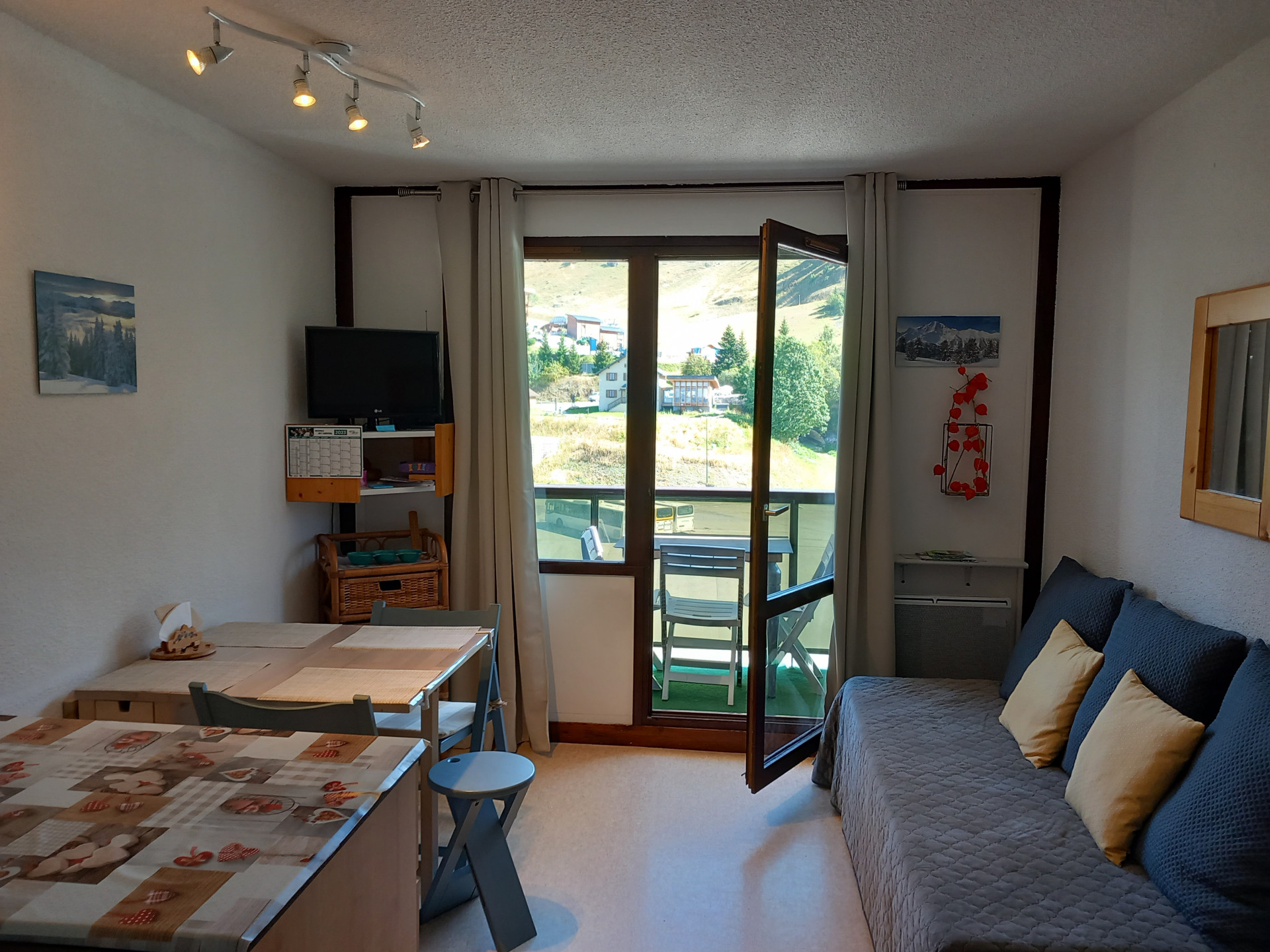 Intérieur salon séjour studio cabine 4 Vernon 1020 Chamrousse