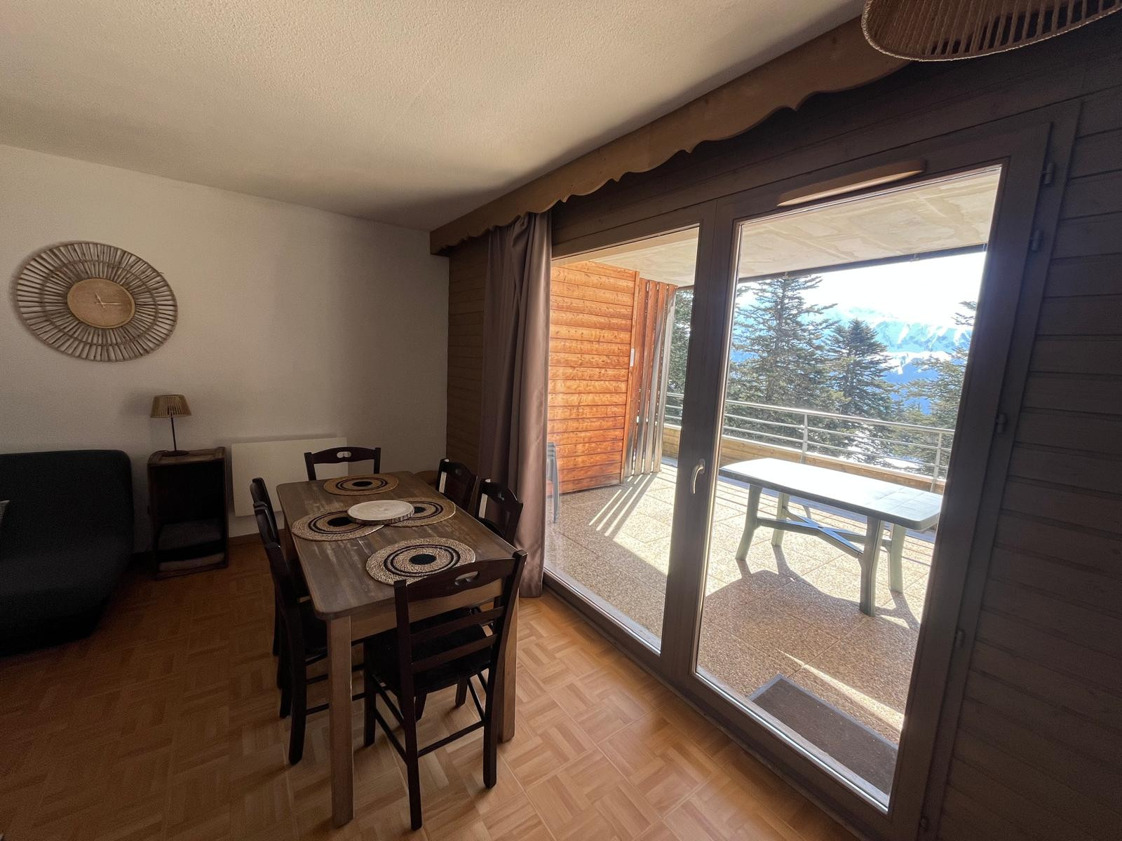 Intérieur salon-séjour vue terrasse l'Ecrin des neiges B12