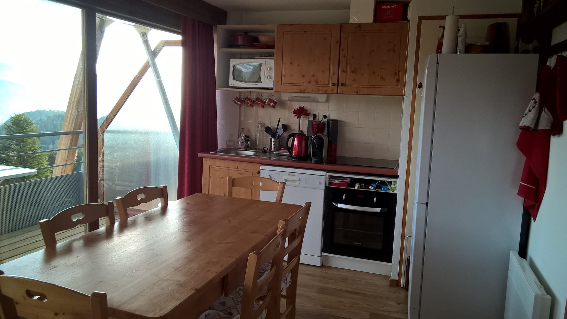 Intérieur séjour 4P8 Melezes A46 Chamrousse - © DR Chamrousse réservation location appartement 8 personnes 50m² villages du bachat melezes station ski montagne grenoble isère alpes France