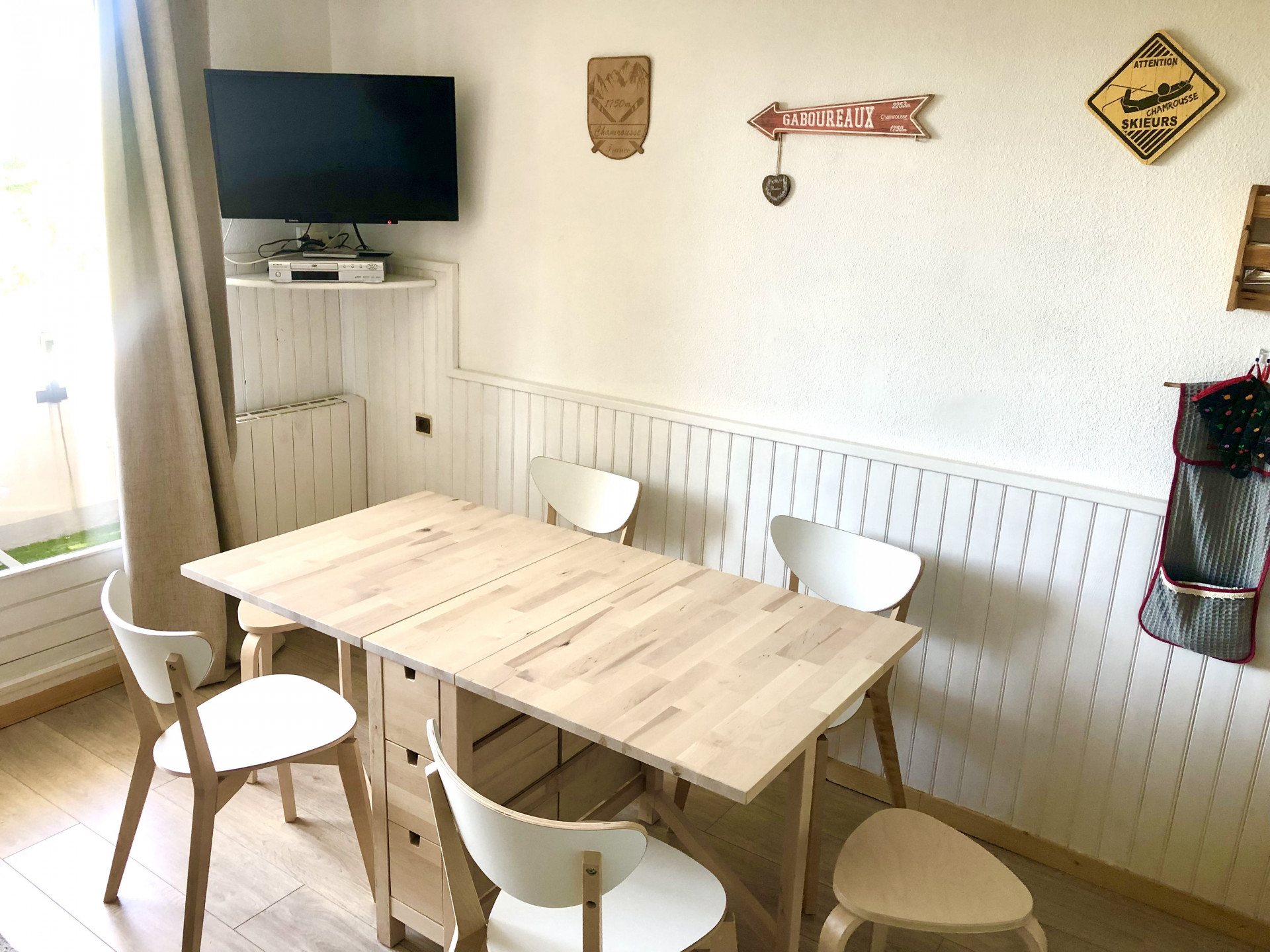 Intérieur séjour ST cabine 5 Marmottes 102 Chamrousse - © DR Chamrousse réservation location studio cabine 5 personnes 24m² marmottes station ski montagne grenoble isère alpes France