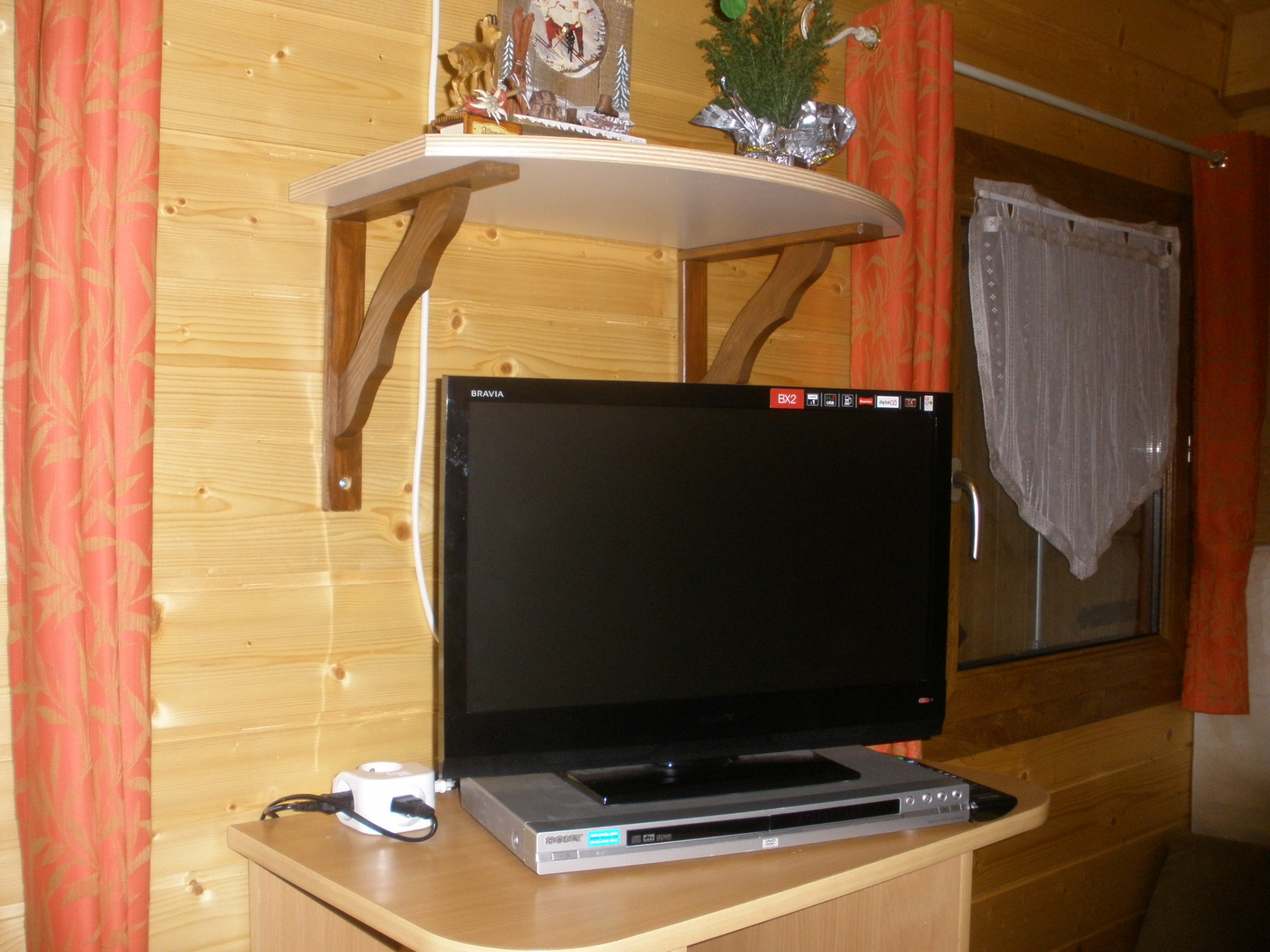 Intérieur télévision 3P6 chalet des cimes 3 Chamrousse - © DR Chamrousse réservation location chalet 6 personnes 38m² chalet des cimes station ski montagne grenoble isère alpes France