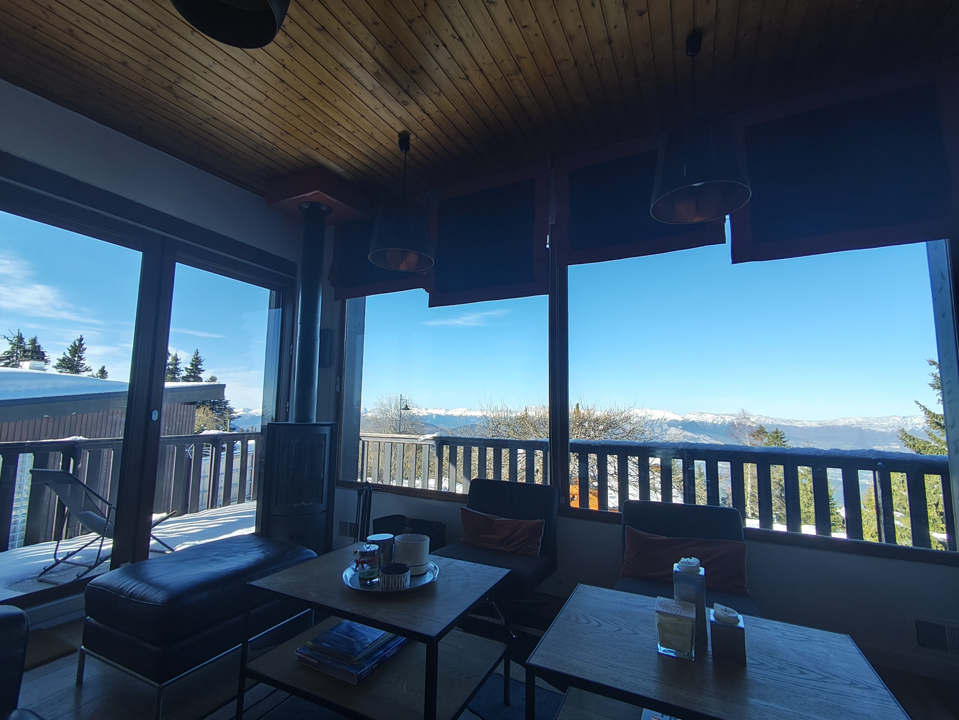 Intérieur vue extérieure chalet le 99 Chamrousse