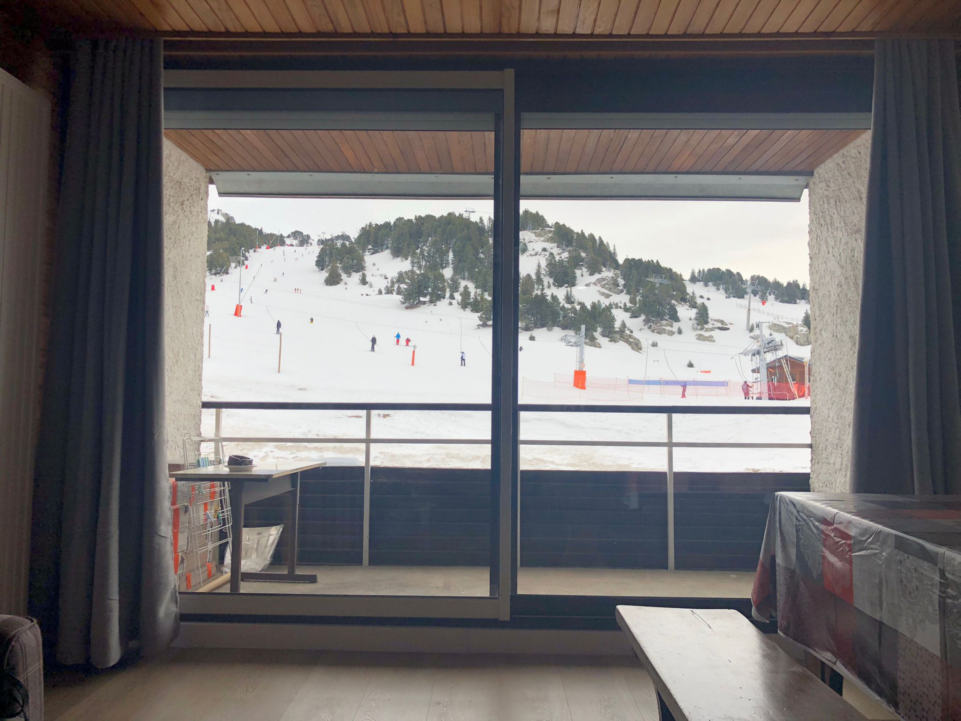 Intérieur vue La Croisette 406 Chamrousse - © DR Chamrousse réservation location appartement 4 pièces 6 personnes 47m² La Croisette 406 station ski montagne grenoble isère alpes France