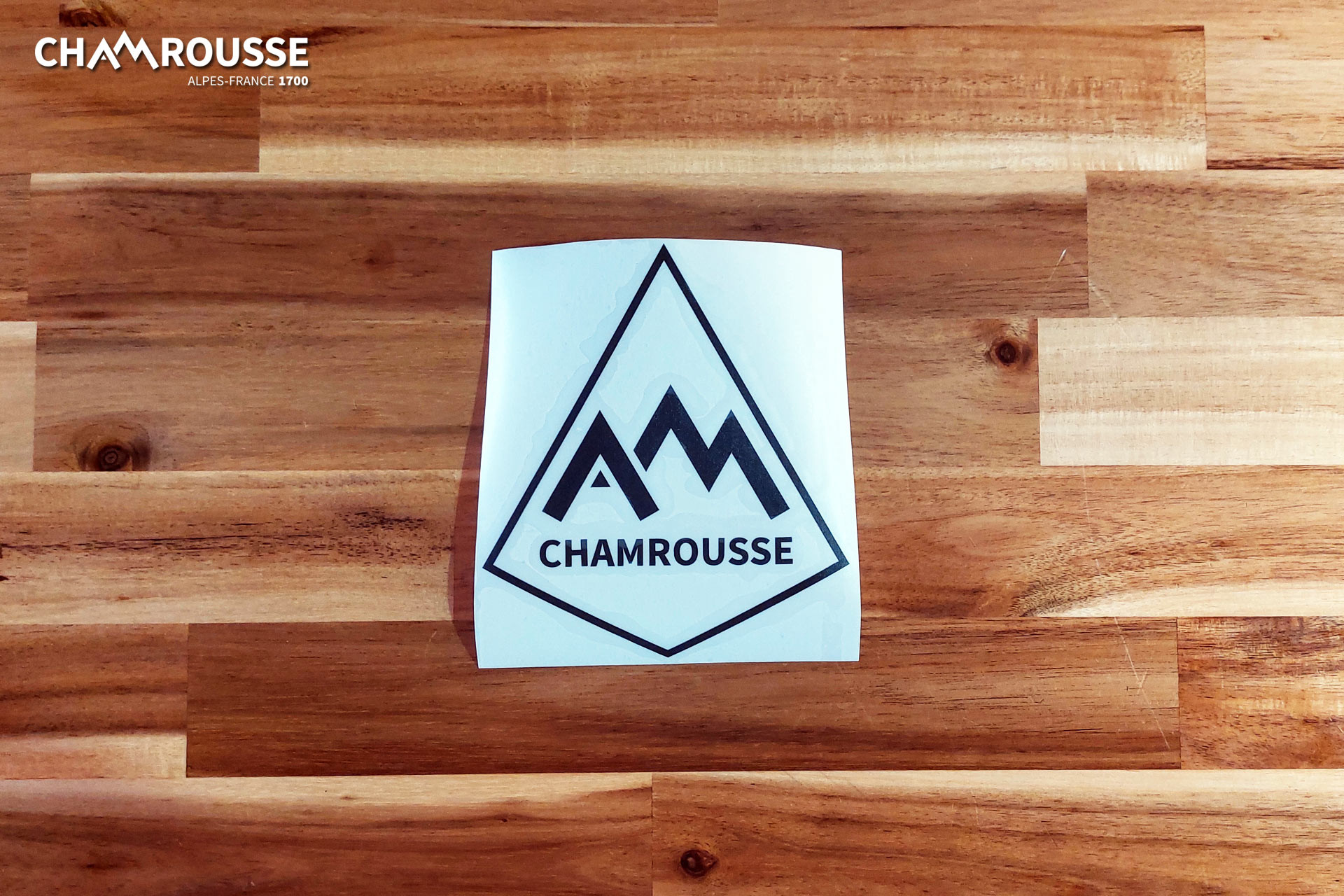 Sticker autocollant noir Chamrousse - © EM - OT Chamrousse Chamrousse autocollant noir station ski boutique souvenir cadeau montagne grenoble isère alpes france