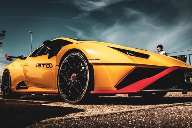 Supercar and sports car baptism for the benefit of the association