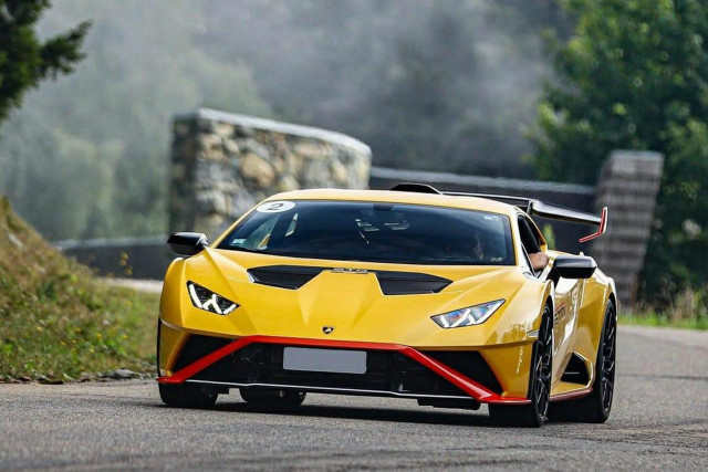 Supercar and sports car baptism for the benefit of the association