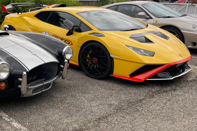 Baptism of a luxury racing car for the benefit of the association