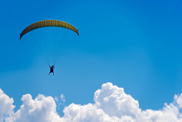 Paragliding - © Freepik Paragliding