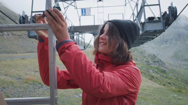 A young girl installs a bioacoustic recorder - Chamrousse - © Léo Previtali A young girl installs a bioacoustic recorder - Chamrousse