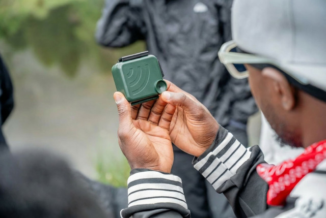 A man holds a bioacoustic recorder. - Chamrousse - © Léo Previtali A man holds a bioacoustic recorder. - Chamrousse