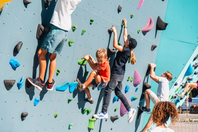 Children's climbing wall Chamrousse - © EB et FD - OT Chamrousse Children's climbing wall Chamrousse