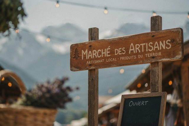 Christmas Market—Eco-Friendly Producers and Artisans in Chamrousse - © Magnific IA Christmas Market—Eco-Friendly Producers and Artisans in Chamrousse