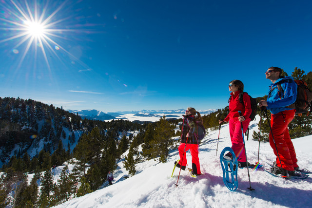 Snowshoeing in family - © ©imagesetreves.fr Snowshoeing in family
