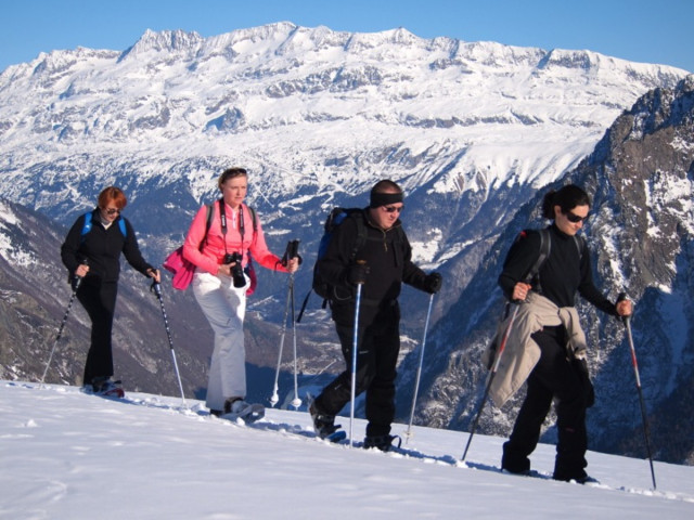 Chamrousse tour guides office's snowshoe outing - © Bureau des Guides et Accompagnateurs de Chamrousse Chamrousse tour guides office's snowshoe outing