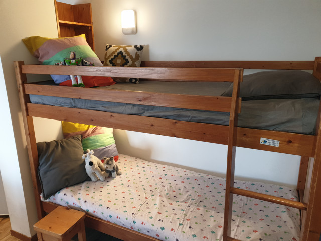 Intérieur 2 lits superposés Le Sorbier A35 Chamrousse - © DR Chamrousse réservation location appartement 3 pièces 8 personnes 70m² Le Sorbier A35 station ski montagne grenoble isère alpes France