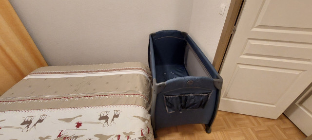 Intérieur 2ème chambre avec lit double et lit pour bébé Ecrin des neiges C06 Chamrousse