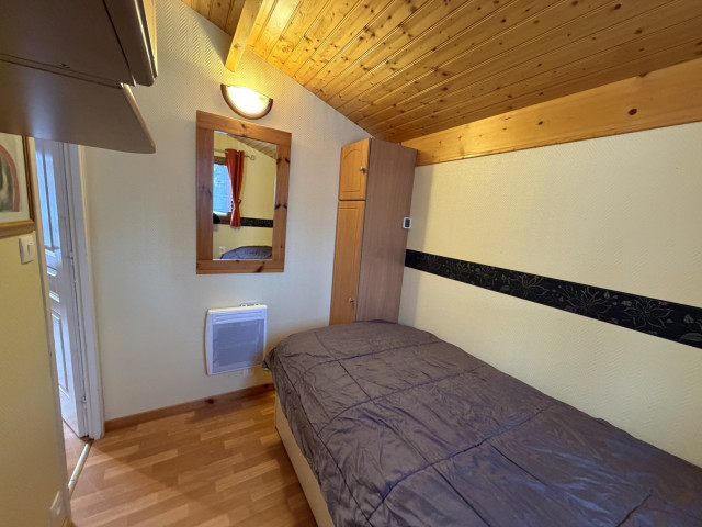 Intérieur chambre 1 Le Chalet des Cimes 39 Chamrousse