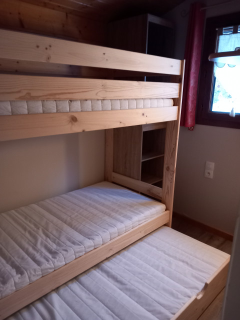 intérieur chambre 2 chalet des cimes 40 chamrousse