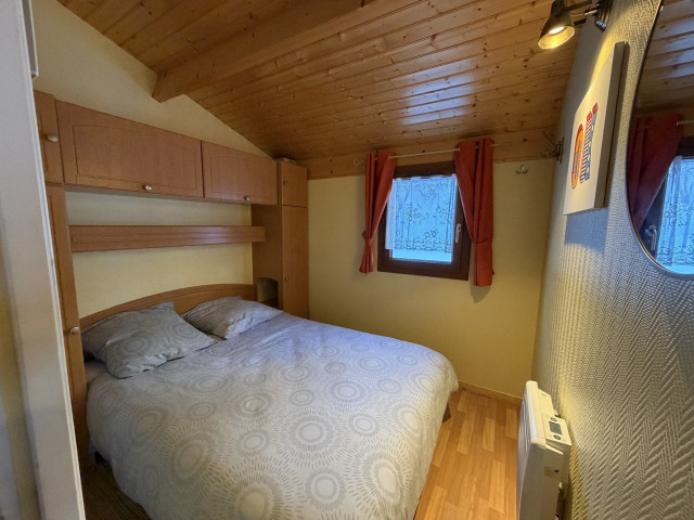 Intérieur chambre 2 Le Chalet des Cimes 39 Chamrousse